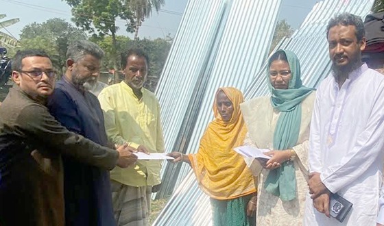 মহাদেবপুরে আগুনে ক্ষতিগ্রস্তদের মধ্যে এমপি বাবুলের ত্রাণ বিতরণ