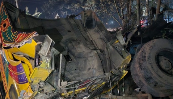রাজশাহীতে ট্রেনের ধাক্কায় বসতবাড়ির  ওপর গিয়ে পড়ল ট্রাক, আহত ৩