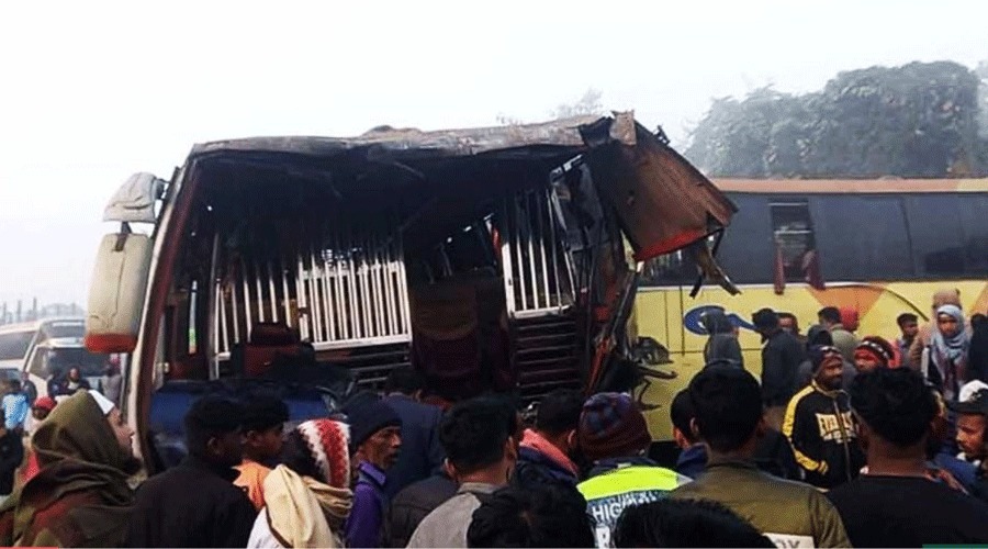 সিলেটে তিন বাসের মুখোমুখি সংঘর্ষে প্রাণ গেল ২ জনের
