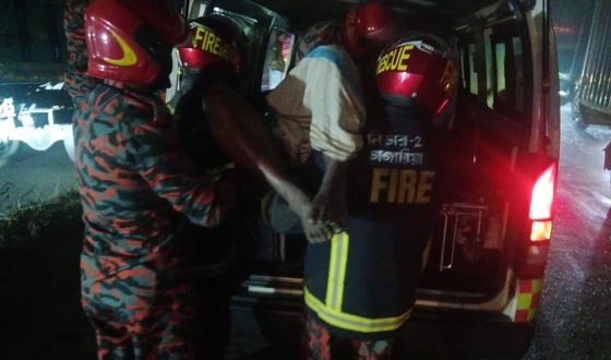 মহাসড়কে কাভার্ড ভ্যানে আটকা, চালক-সহযোগী উদ্ধার