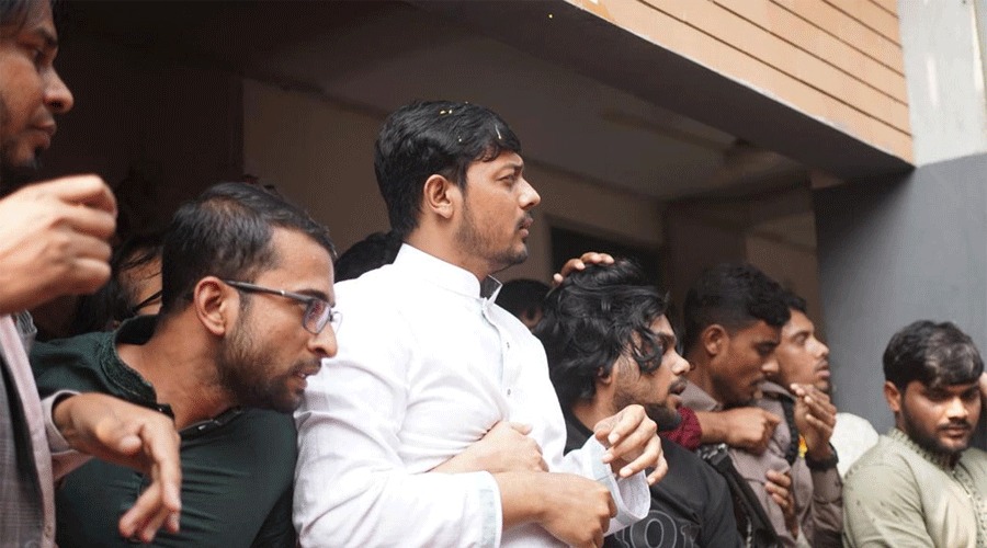 প্রচারণায় হেনস্তার শিকার নাসীরুদ্দীন পাটওয়ারী