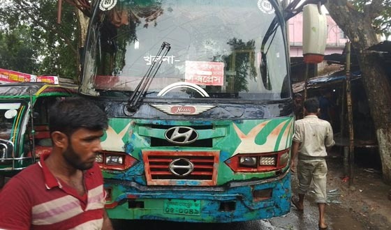 তালায় বাসচাপায় স্কুল শিক্ষার্থীর মৃত্যু, বাবা আহত