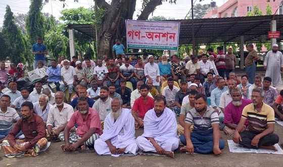 রংপুরে হিমাগার ভাড়া কমানোর দাবিতে ব্যবসায়ীদের অনশন