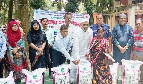 চিরিরবন্দরে সুফলভোগীদের মাঝে ছাগলের খাদ্য বিতরণ