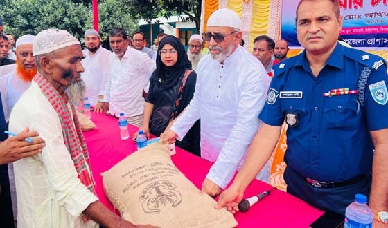 চিরিরবন্দরে ক্ষতিগ্রস্থ কৃষক পরিবারকে চাল বিতরণ
