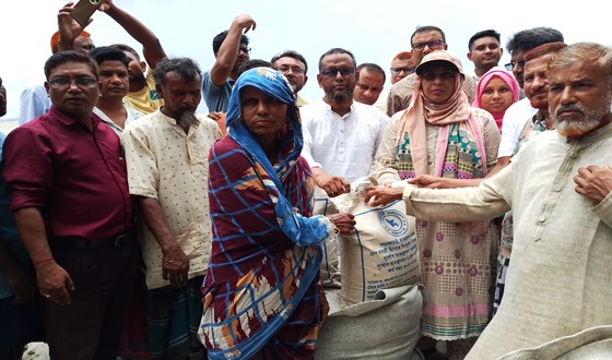 কুড়িগ্রামে বন্যার্তদের মাঝে খাবার তুলে দিলো প্রশাসন