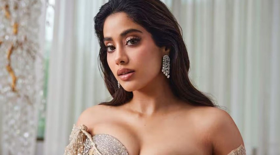 চেনা ইমেজ ভেঙে নতুন রূপে জাহ্নবী কাপুর