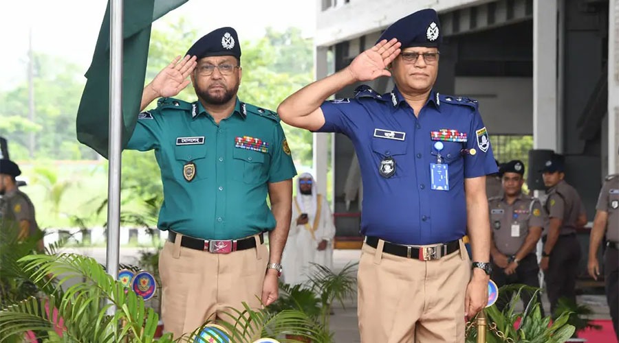 পুলিশের পোশাক পরিবর্তন: এবার গাঢ় নীল-হালকা জলপাই শার্ট ও খাকি প্যান্টে ফিরল