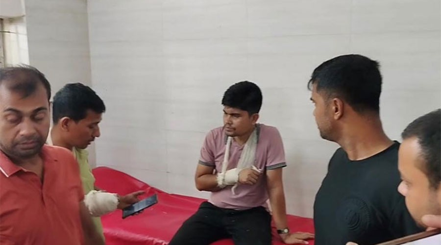 সোনারগাঁয়ে আসামি ধরতে গেলে ৩ পুলিশ সদস্যকে কুপিয়ে জখম
