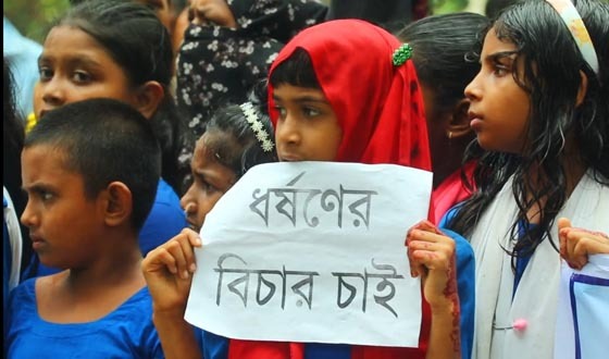 পাবনায় শিক্ষার্থী ধর্ষনের বিচারের দাবিতে শিক্ষার্থীদের মানববন্ধন