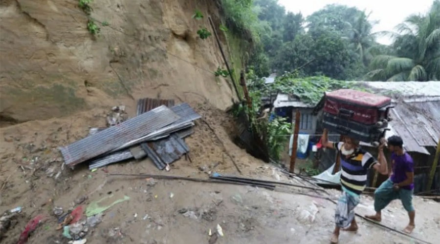 চট্টগ্রামে ভারী বৃষ্টিতে পাহাড় ধসের শঙ্কা, সতর্কতায় মাইকিং