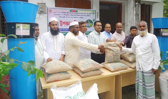 সাঁথিয়ায় কৃষি উপকরণ বিতরণ ও ফল মেলা অনুষ্ঠিত