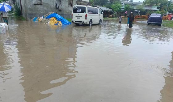 জনগুরুত্বপূর্ণ রাস্তা ও ড্রেন সংস্কার না করায় জলাবদ্ধতায় চরমদুর্ভোগ