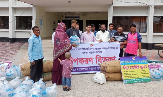 বাগমারায় মৎস্যচাষিদের মাঝে মাছ চাষের উপকরণ বিতরণ