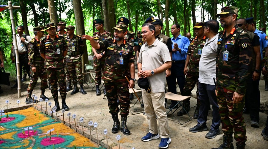 গ্রীষ্মকালীন সেনা মহড়ায় আকস্মিক প্রধানমন্ত্রীর উপস্থিতি
