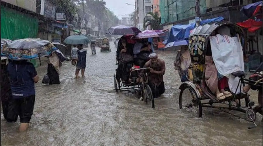 ২৪ ঘণ্টায় ৩৩০.৮ মিলিমিটার বৃষ্টি, জলমগ্ন চট্টগ্রাম