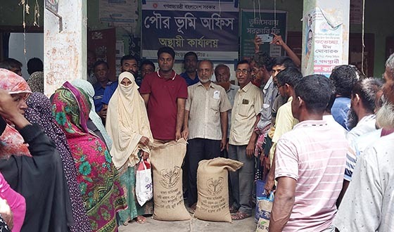 সিংড়ায় ক্ষতিগ্রস্থ কৃষকদের মাঝে জিআর চাল বিতরণ
