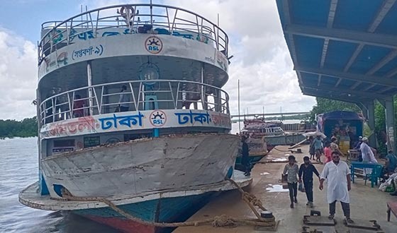 ঢাকা-কলাপাড়া নৌপথে লঞ্চ চলাচলে মালিক সমিতির উদাসীনতা, সকালের লঞ্চ পৌছায় দুপুরে