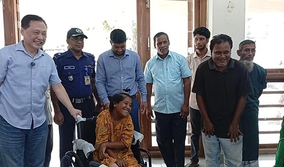 চিলমারীতে রোডেম ফাউন্ডেশনের উদ্যোগে হুইল চেয়ারে বিতরণ