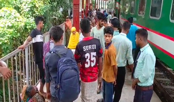 ধূমকেতু এক্সপ্রেস ট্রেনের ছাদে পড়েছিল কিশোরের মরদেহ