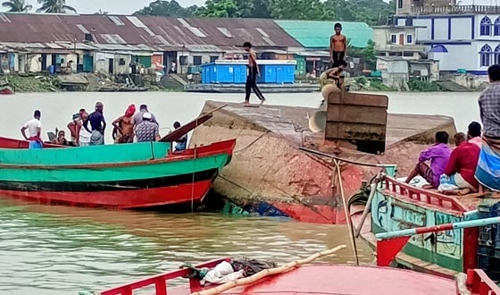 মেঘনায় ঘূর্ণি স্রোতের কবলে ধান চাল বোঝাই ট্রলার ডুবি