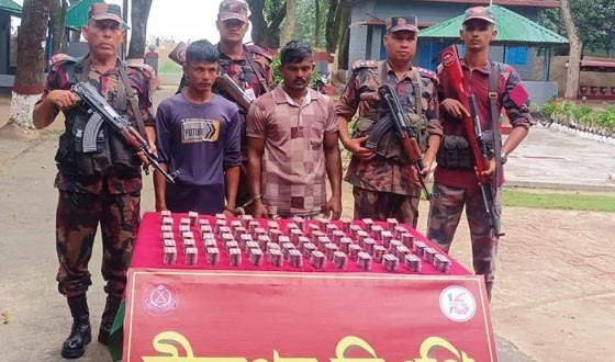 পোরশা সীমান্তে ট্যাপেন্টাডল ট্যাবলেটসহ ২ চোরাকারবারী আটক