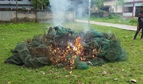 পোরশায় অবৈধ রিং জাল আগুনে পুড়িয়ে বিনষ্ট