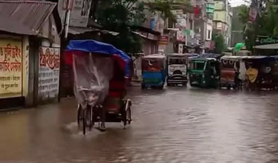 বৃষ্টি হলেই হাঁটু পানিতে ডুবে যায় গাইবান্ধা জেলা শহর