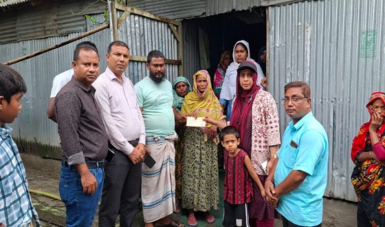 ট্রেনে কাটা পড়ে নিহত যুবকের পরিবারের পাশে প্রশাসন