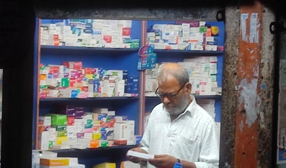 দিঘলিয়ায় মেয়াদোত্তীর্ণ ও ভুল ঔষধ বিক্রয়ের অভিযোগ