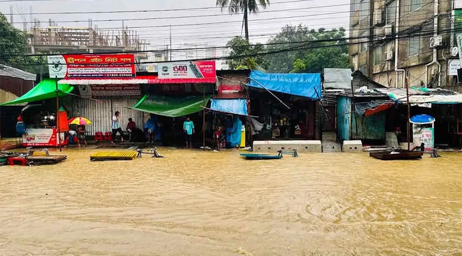 ভারী বর্ষণ: চট্টগ্রামের বিভিন্ন এলাকায় হাঁটু থেকে কোমর সমান পানি, দুর্ভোগ চরমে