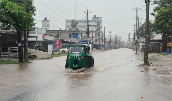 পত্নীতলায় ভারী বর্ষণে প্রধান সড়ক পানির নীচে, চরম দুর্ভোগ