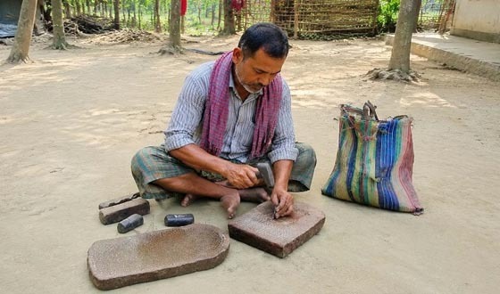 শেরপুরে এখনো টিকে আছে শিলপাটার ব্যবহার
