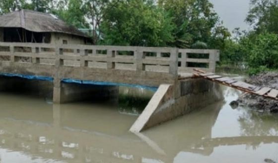 খালের মাঝে সেতু, সংযোগ সড়ক না থাকায় মানুষের দুর্ভোগ