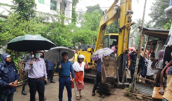রাজশাহীতে বাঁধ দখলমুক্তে উচ্ছেদ অভিযান