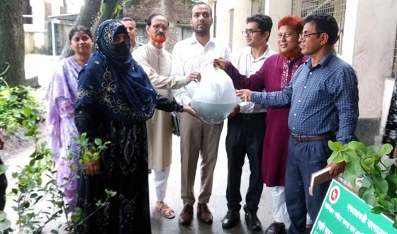 উৎপাদন বাড়াতে ৬ চাষির মধ্যে মৎস্য উপকরণ বিতরণ