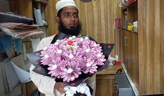 সৈয়দপুরে ব্যতিক্রমী উপহার টাকার তোড়া