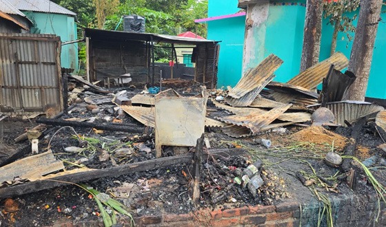 সাঁথিয়ায় আগুনে দোকান পুড়ে ভষ্মীভূত, প্রায় ৩৫ লাখ টাকার ক্ষতি