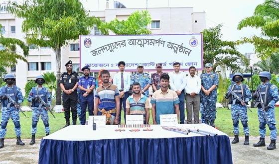 সুন্দরবনে ৩ ডাকাত অস্ত্রসহ কোস্ট গার্ডের কাছে আত্মসমর্পণ