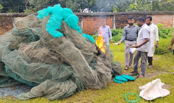 মাধবপুরে অবৈধ জাল জব্দ, জনসম্মুখে পুড়িয়ে বিনষ্ট