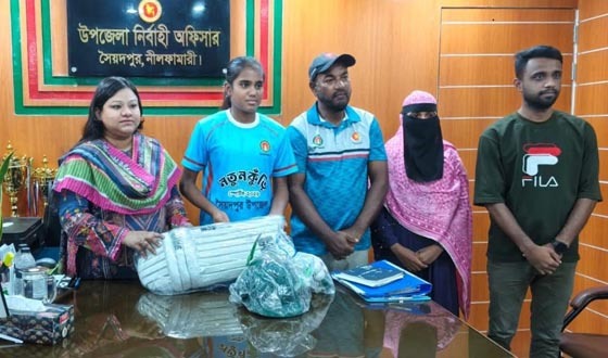 সৈয়দপুরে খেলোয়াড় সুমাইয়ার পাশে ইউএনও