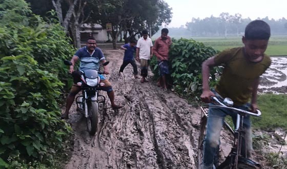 বিরলে সড়কে অব্যাহত বৃষ্টির পানিতে চলাচলের ব্যাপক সমস্যার সৃষ্টি