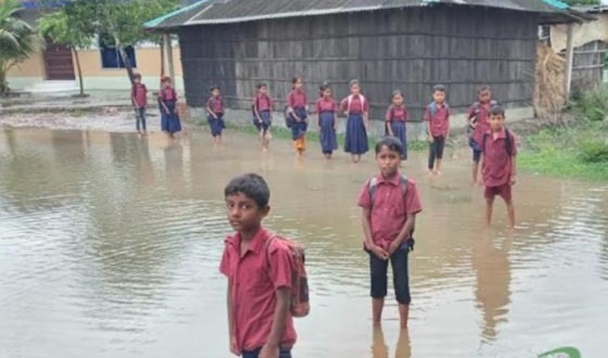 জলাবদ্ধতায় ডুবছে সাতক্ষীরার শিক্ষা প্রতিষ্ঠান, ব্যাহত হচ্ছে পাঠদান