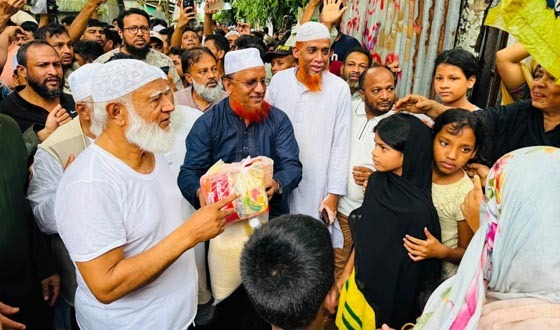 সাতকানিয়ার বন্যাদুর্গত মানুষের পাশে ডা. শফিকুর রহমান