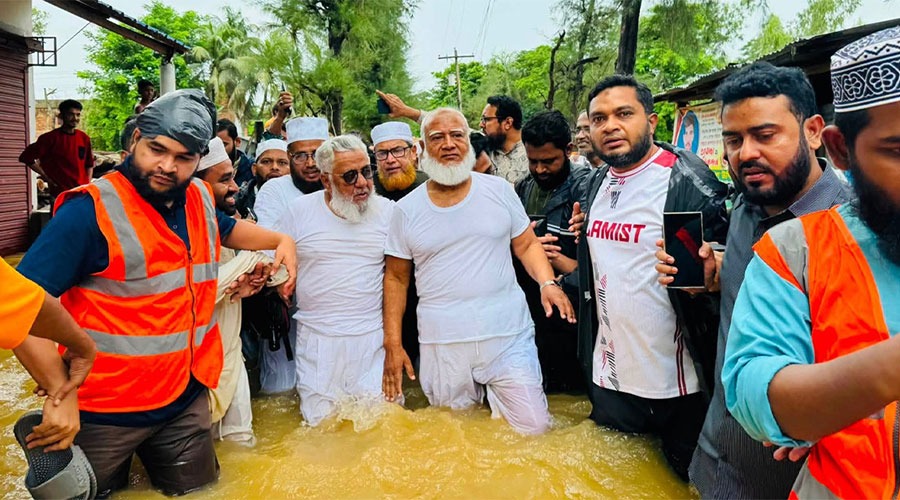 চট্টগ্রামে বন্যা দুভোর্গ, পাশে দাঁড়ালেন জামায়াত আমির