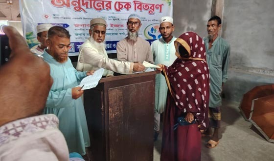 তালায় অসহায়দের চেক বিতরণ করলেন এমপি ইজ্জত উল্লাহ