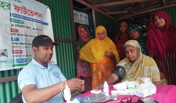চাটমোহরে ফ্রি স্বাস্থ্যসেবা ক্যাম্প অনুষ্ঠিত