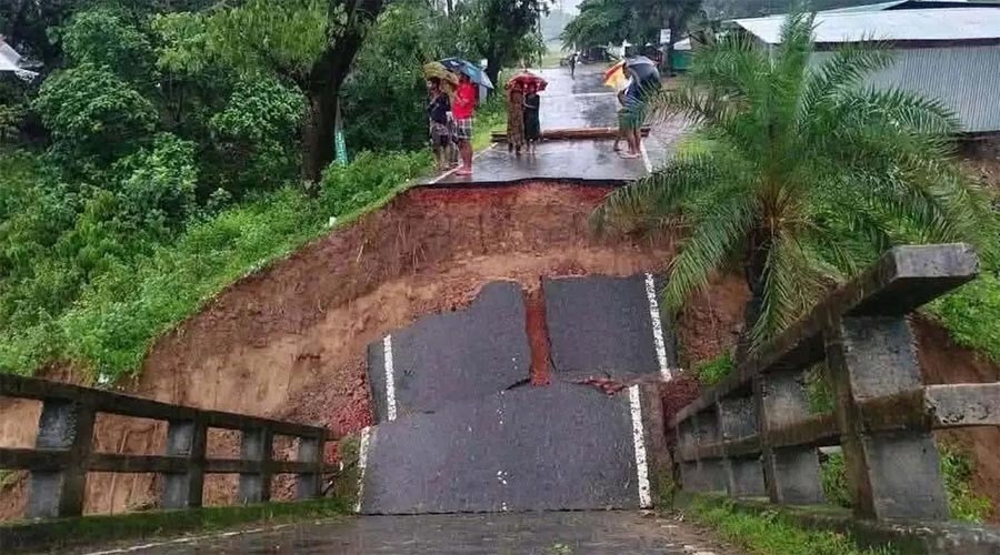প্রবল স্রোতে সেতু ধস, বিচ্ছিন্ন বান্দরবান-রাঙ্গামাটি সড়ক যোগাযোগ
