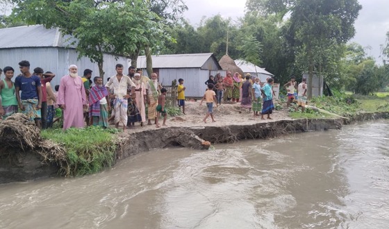 তিস্তা নদীভাঙনের শোকাহত পরিবারের পাশে উপজেলা প্রশাসন