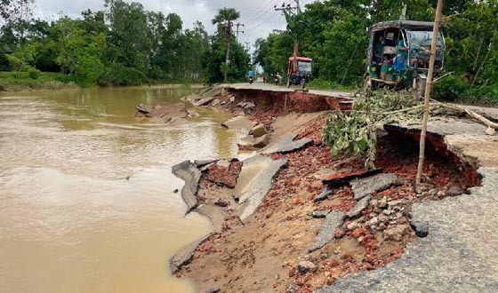 পাহাড়ি ঢলে নদীগর্ভে বিলীন ১০০ মিটার সড়ক